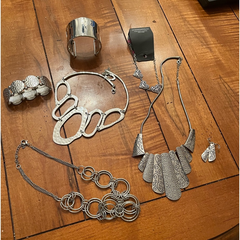 A lot of paparazzi silver jewelry.